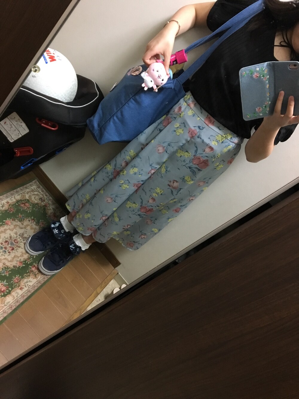 ブルー系のパンツ、ブラック系のトップス、ブルー系のスニーカーを着用したレディースの夏コーディネートの1枚目の写真