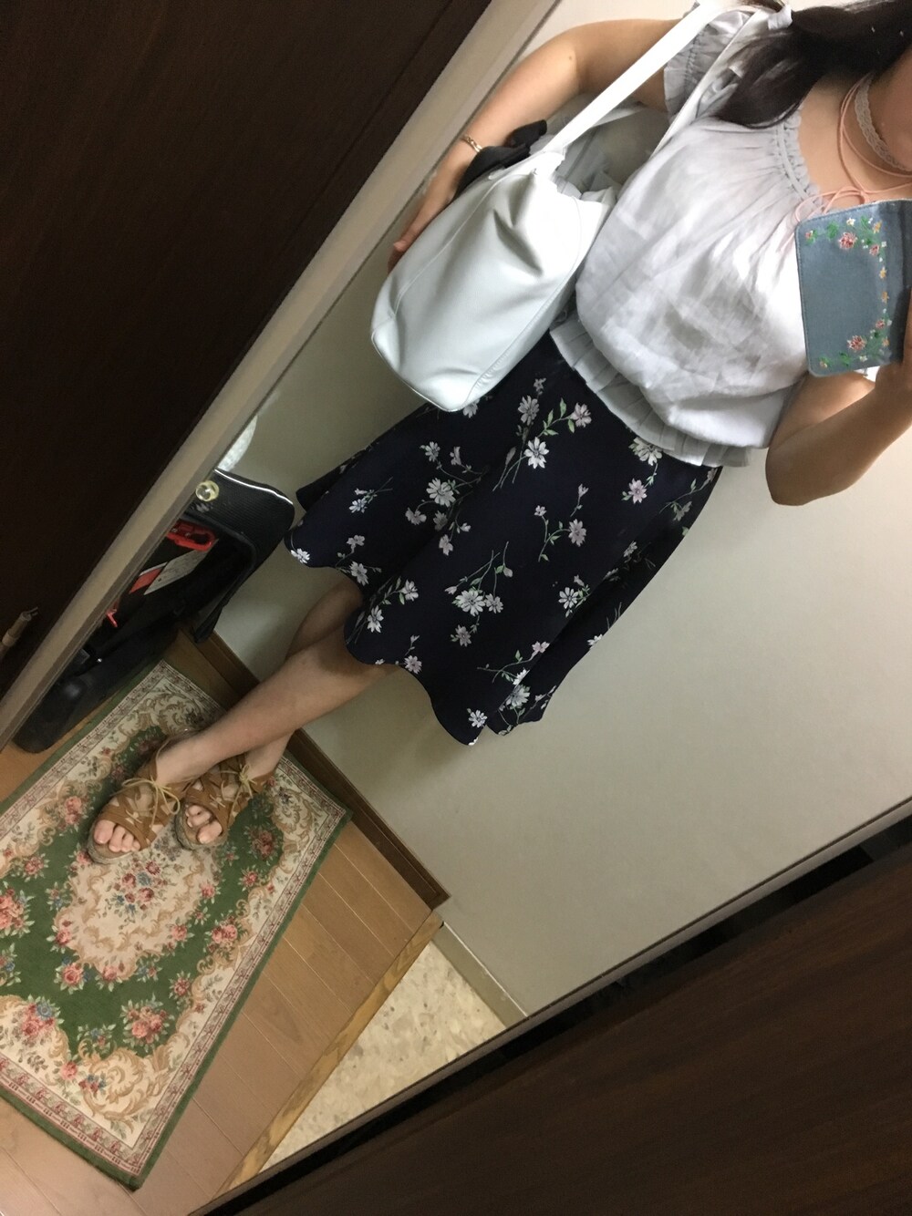 ブルー系のスカート、ブルー系のトップス、ブラウン系のサンダルを着用したレディースの夏コーディネートの1枚目の写真