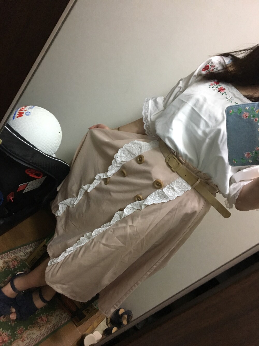 ベージュ系のスカート、ホワイト系のシャツ/ブラウス、ブルー系のサンダルを着用したレディースの夏コーディネートの1枚目の写真