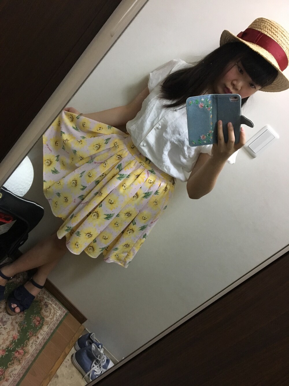 ピンク系のスカート、ホワイト系のシャツ/ブラウス、ブルー系のサンダルを着用したレディースの夏コーディネートの1枚目の写真