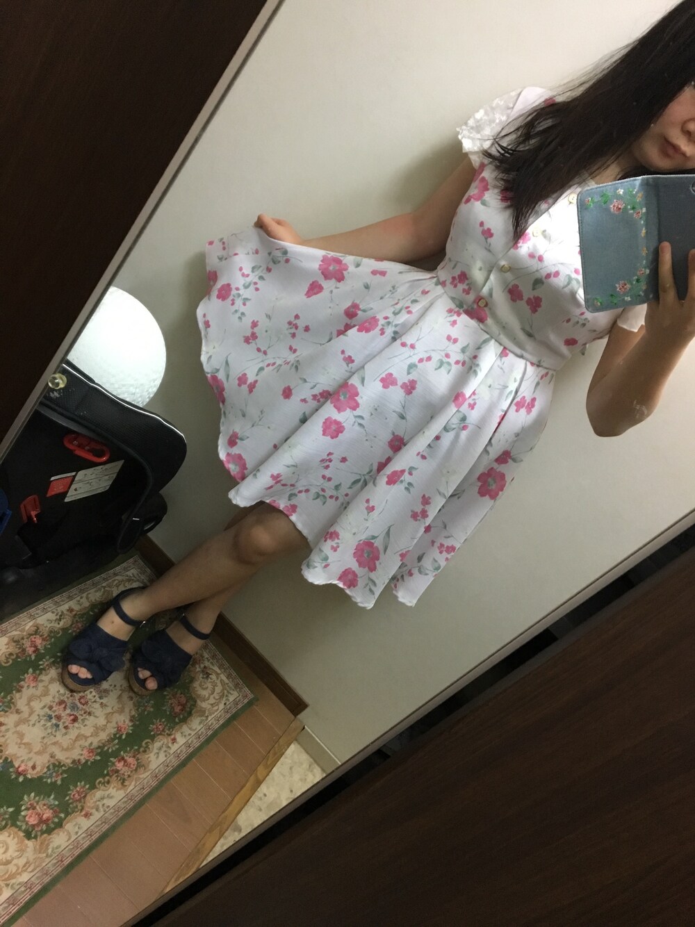 ピンク系のワンピース、ホワイト系のTシャツ/カットソー、ブルー系のサンダルを着用したレディースの夏コーディネートの1枚目の写真