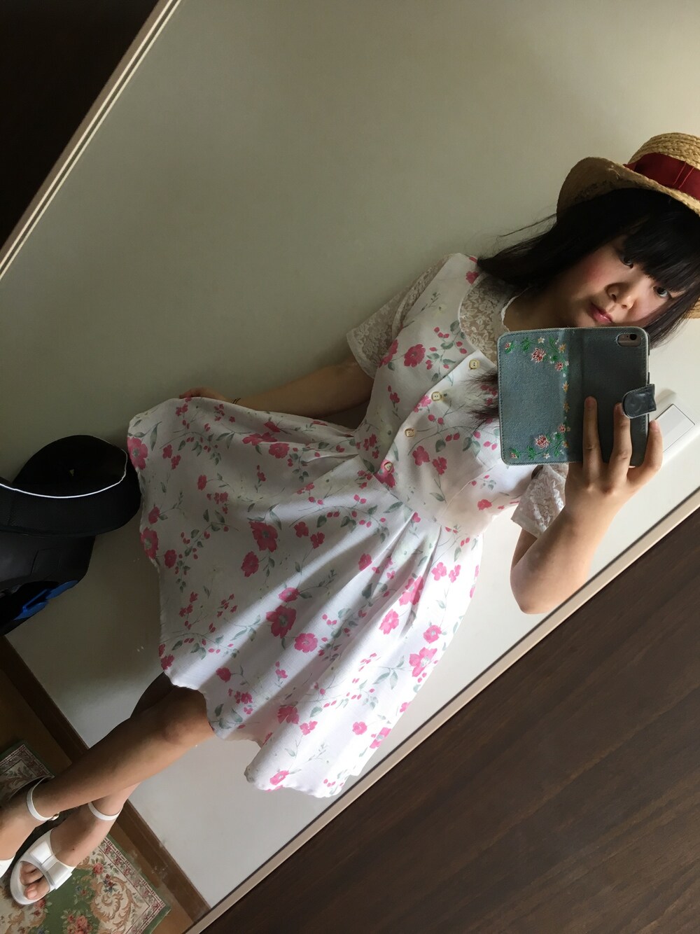 ピンク系のワンピース、ホワイト系のTシャツ/カットソー、ホワイト系のサンダルを着用したレディースの夏コーディネートの1枚目の写真