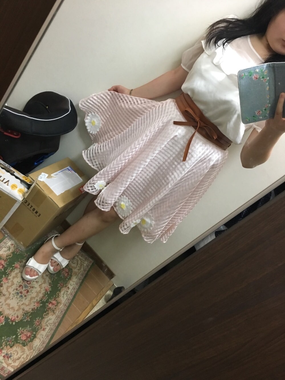 ピンク系のスカート、ホワイト系のトップス、ホワイト系のサンダルを着用したレディースの夏コーディネートの1枚目の写真