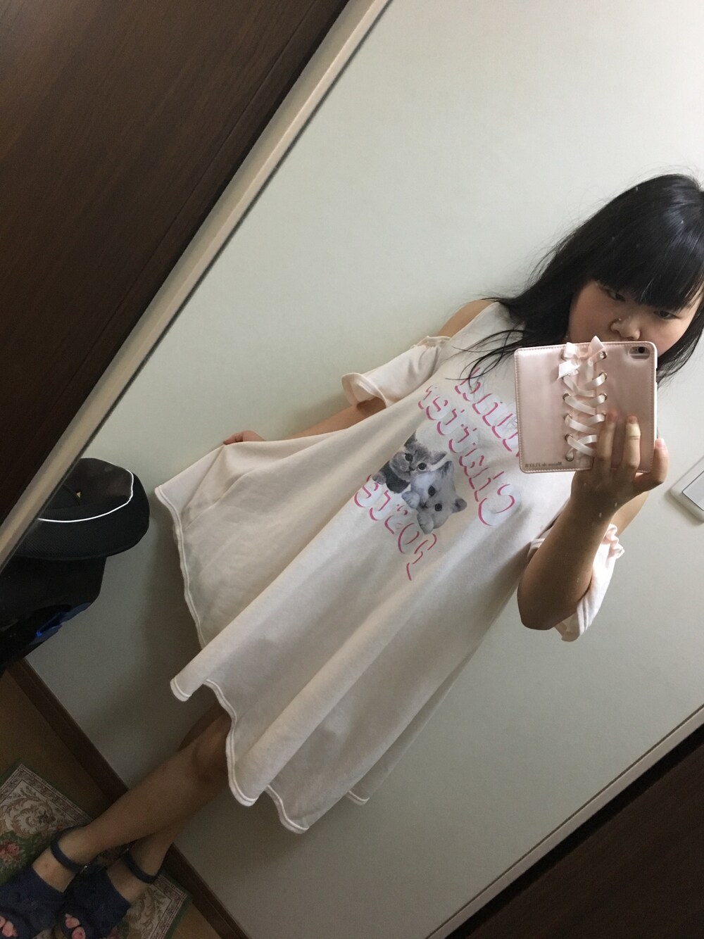 ホワイト系のワンピース、ブルー系のサンダルを着用したレディースの夏コーディネートの1枚目の写真