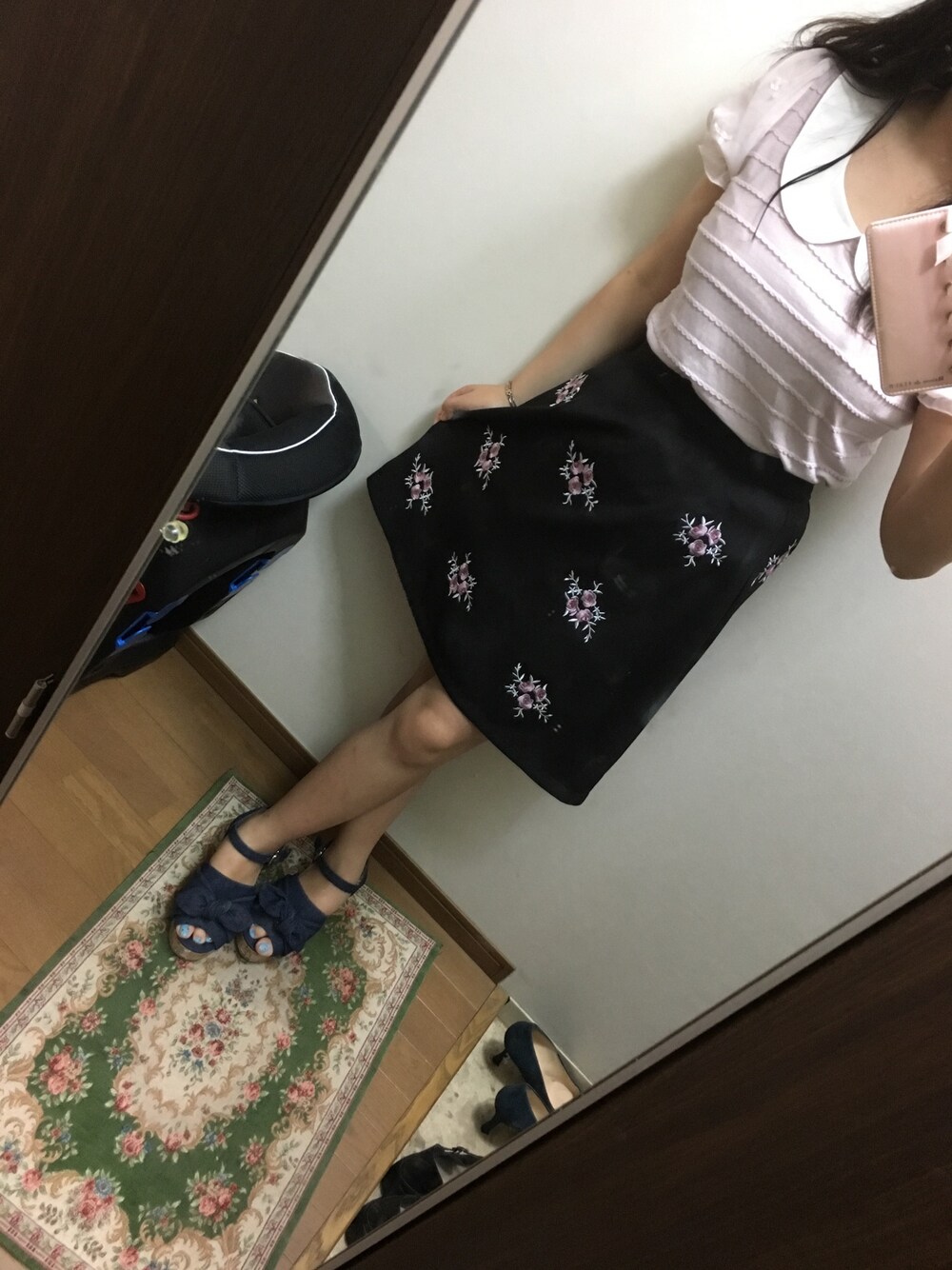 ブラック系のスカート、ピンク系のTシャツ/カットソー、ブルー系のサンダルを着用したレディースの夏コーディネートの1枚目の写真