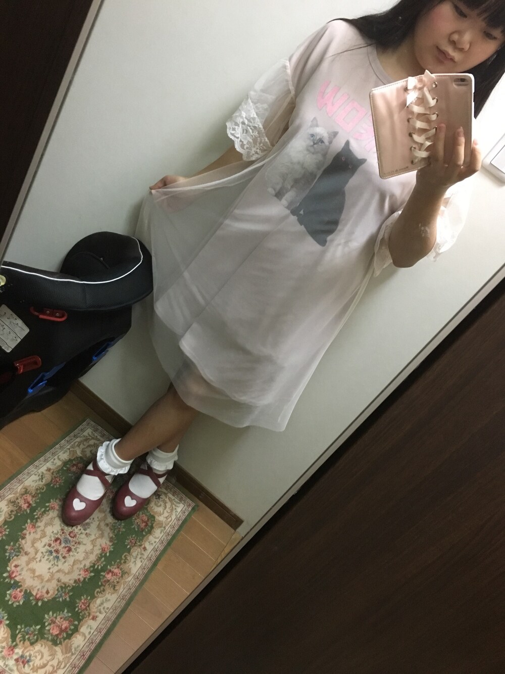 ピンク系のワンピース、レッド系のパンプス、ブラック系のネックレスを着用したレディースの秋コーディネートの1枚目の写真