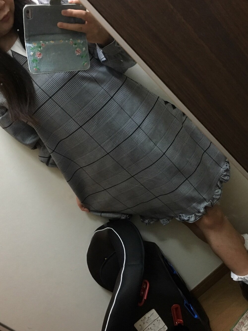 グレー系のワンピース、ブラウン系のブーツを着用したレディースの秋コーディネートの1枚目の写真