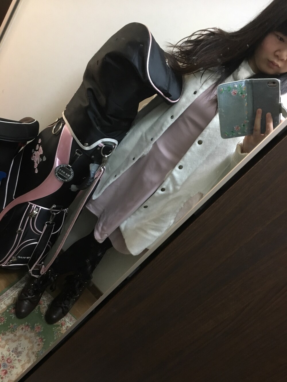 ホワイト系のニット/セーター、ブラウン系のブーツ、ホワイト系のジャケット/アウターを着用したレディースの秋コーディネートの1枚目の写真