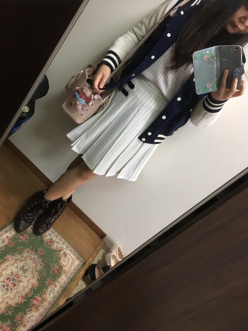 ホワイト系のスカート、ピンク系のニット/セーター、ブルー系のジャケット/アウターを着用したレディースの秋コーディネートの1枚目の写真