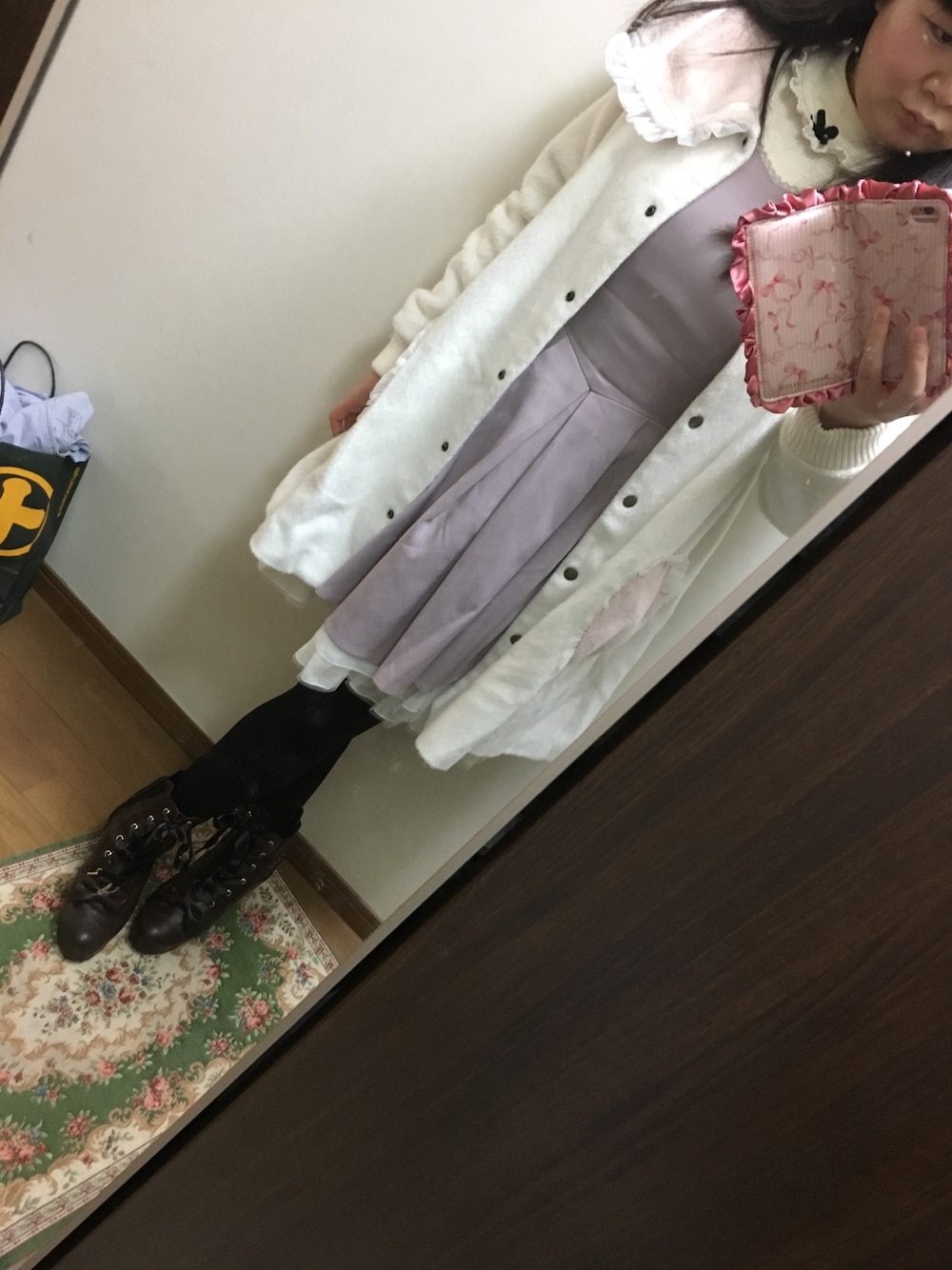 ピンク系のワンピース、ホワイト系のニット/セーター、ホワイト系のジャケット/アウターを着用したレディースの秋コーディネートの1枚目の写真