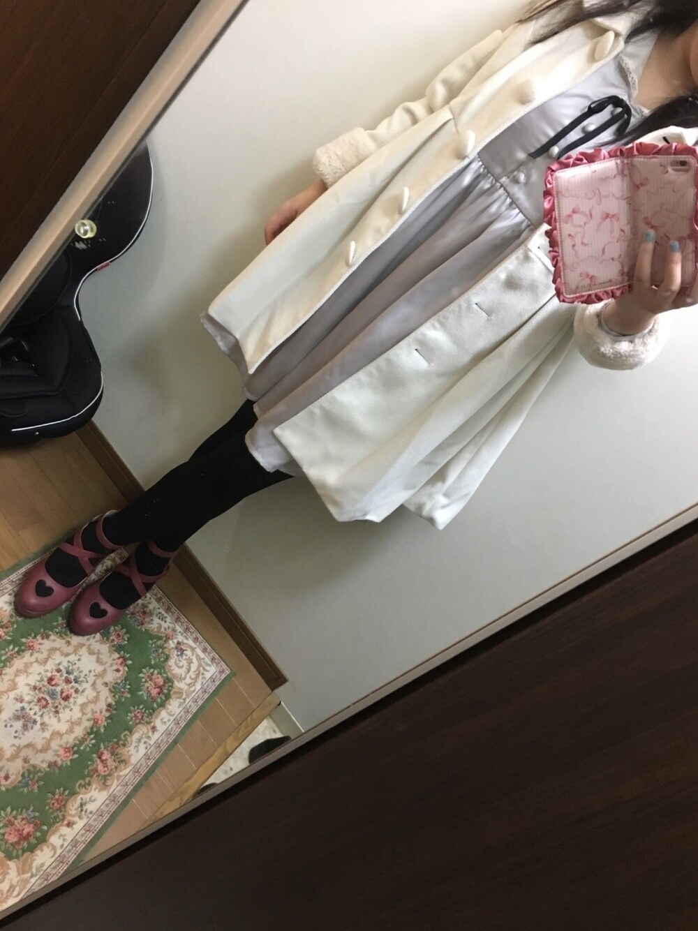 グレー系のワンピース、ホワイト系のジャケット/アウター、レッド系のパンプスを着用したレディースの秋コーディネートの1枚目の写真