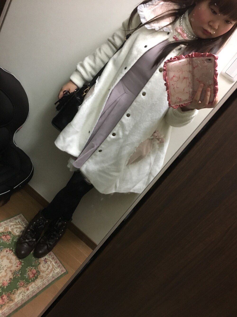 ピンク系のワンピース、ホワイト系のニット/セーター、ピンク系のジャケット/アウターを着用したレディースの冬コーディネートの1枚目の写真