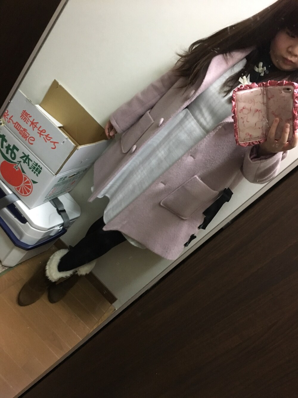 ホワイト系のワンピース、ブラック系のニット/セーター、ピンク系のテーラードジャケットを着用したレディースの冬コーディネートの1枚目の写真