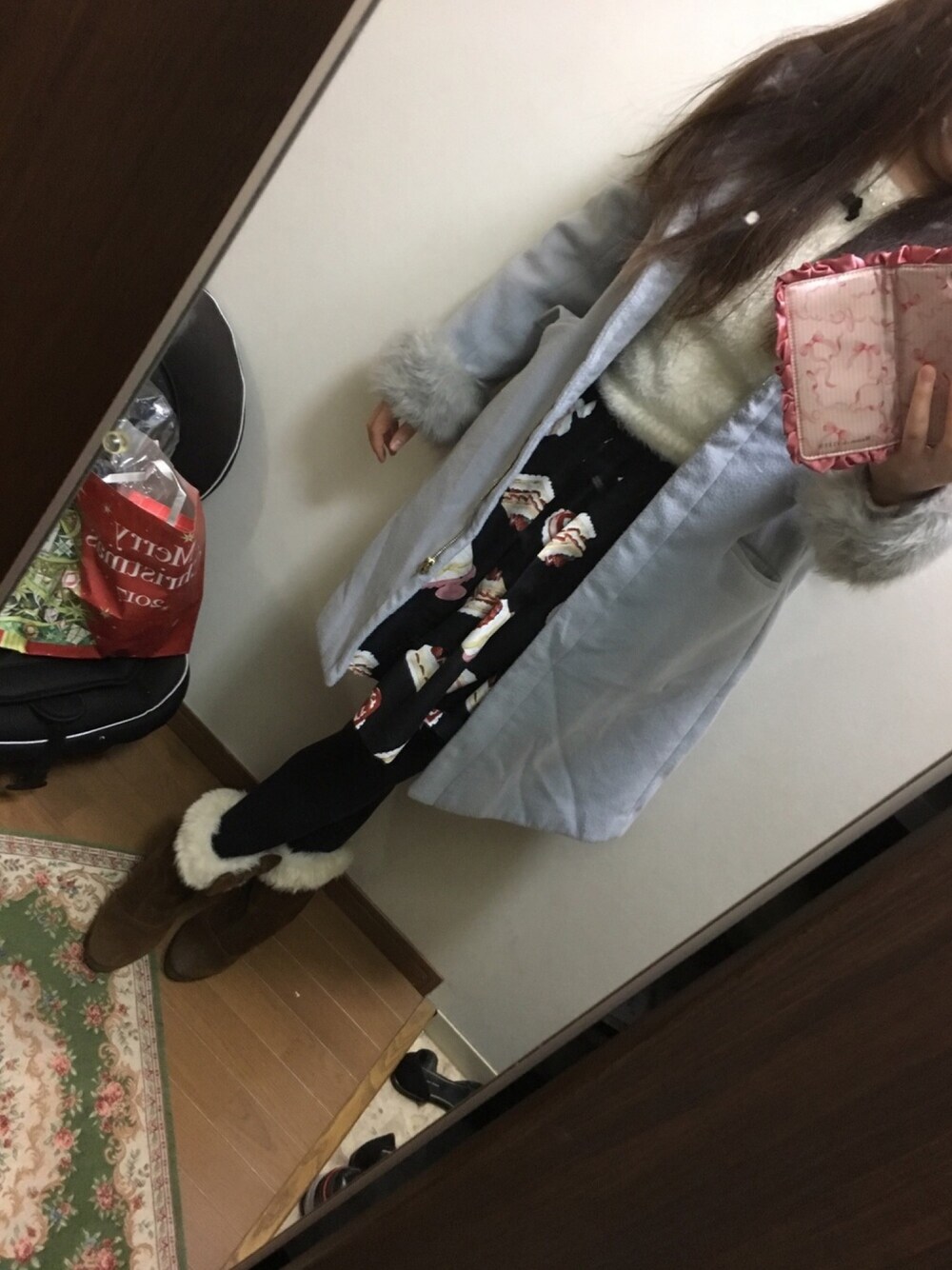 ブラック系のスカート、ホワイト系のニット/セーター、ブルー系のその他アウターを着用したレディースの冬コーディネートの1枚目の写真