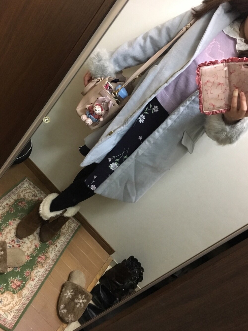 ブルー系のスカート、パープル系のニット/セーター、ホワイト系のシャツ/ブラウスを着用したレディースの冬コーディネートの1枚目の写真