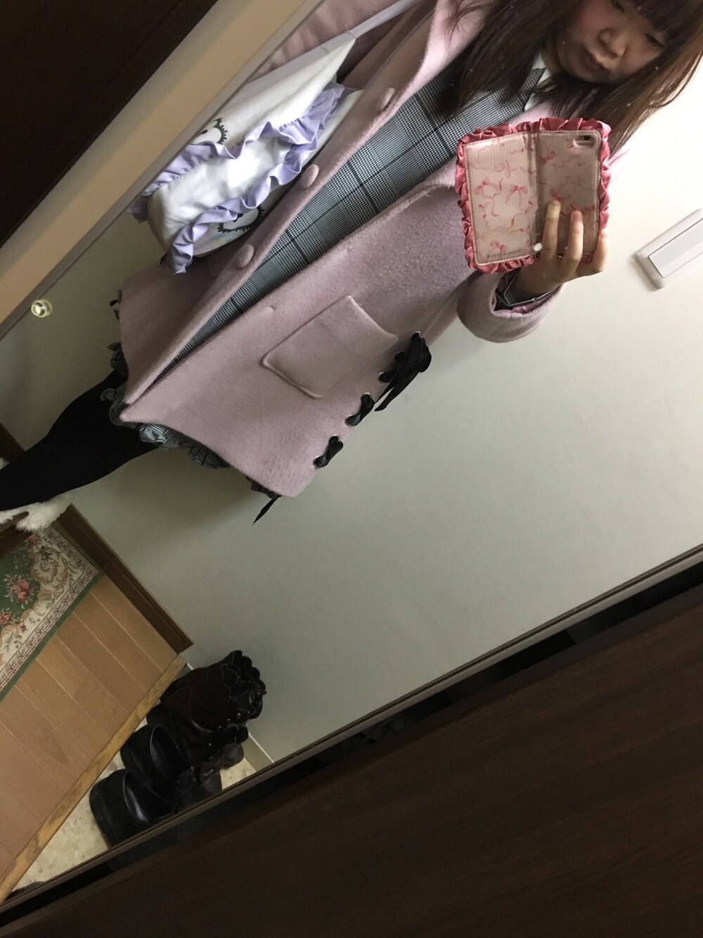 グレー系のワンピース、ピンク系のジャケット/アウター、ブラウン系のブーツを着用したレディースの冬コーディネートの1枚目の写真