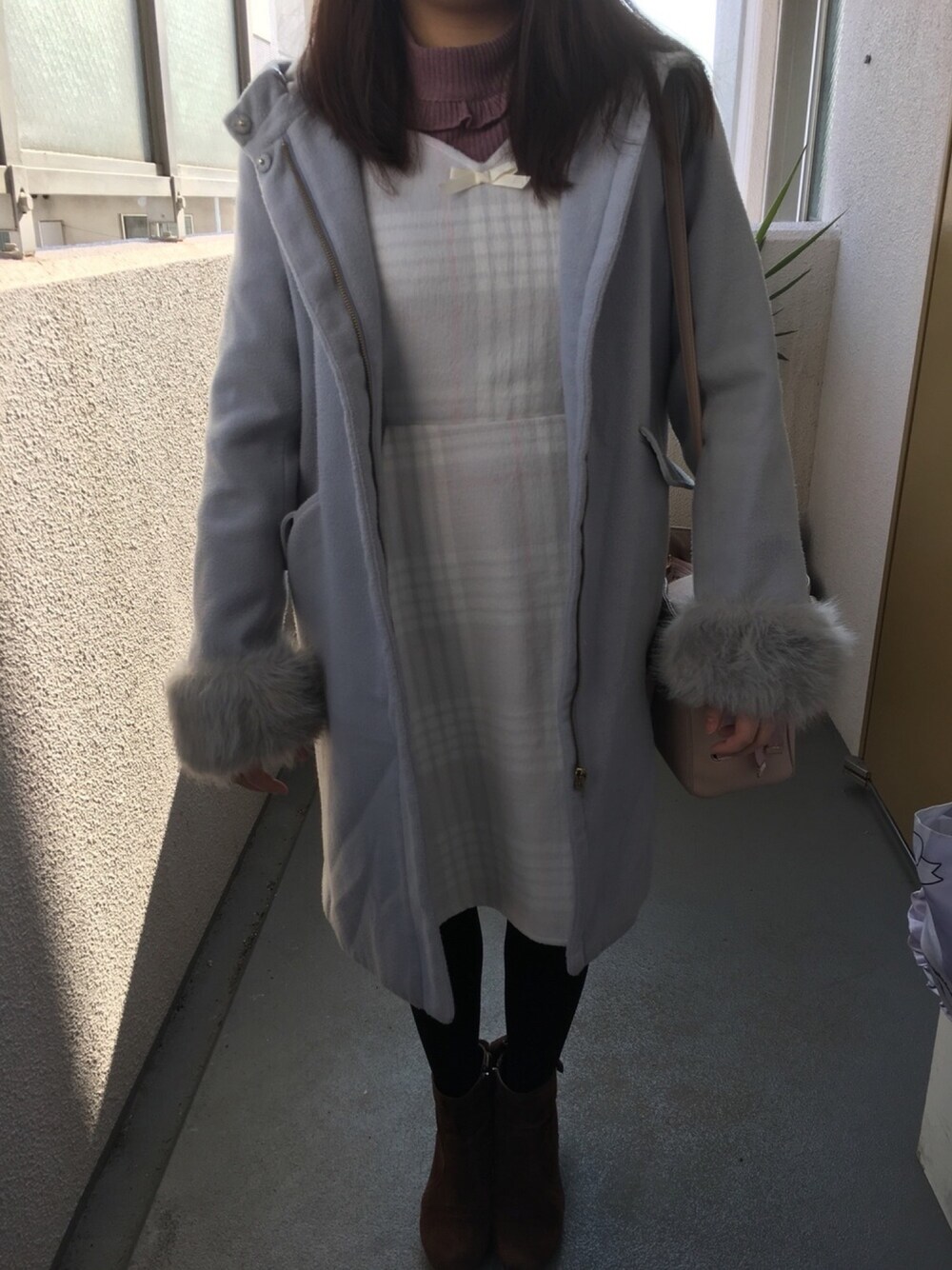 ホワイト系のワンピース、ピンク系のニット/セーター、ブラウン系のブーツを着用したレディースの冬コーディネートの1枚目の写真