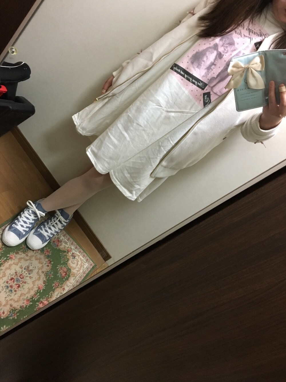 ホワイト系のシャツワンピース、ホワイト系のブルゾン、ブルー系のスニーカーを着用したレディースの春コーディネートの1枚目の写真