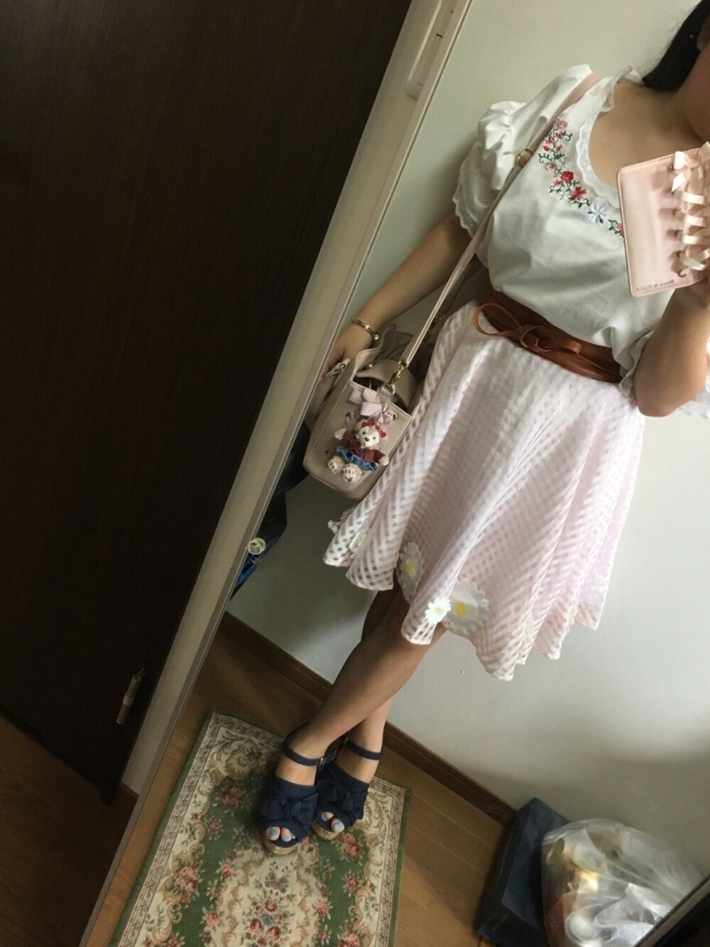 ブルー系のサンダル、ピンク系のショルダーバッグ、ホワイト系のその他トップスを着用したレディースの夏コーディネートの1枚目の写真