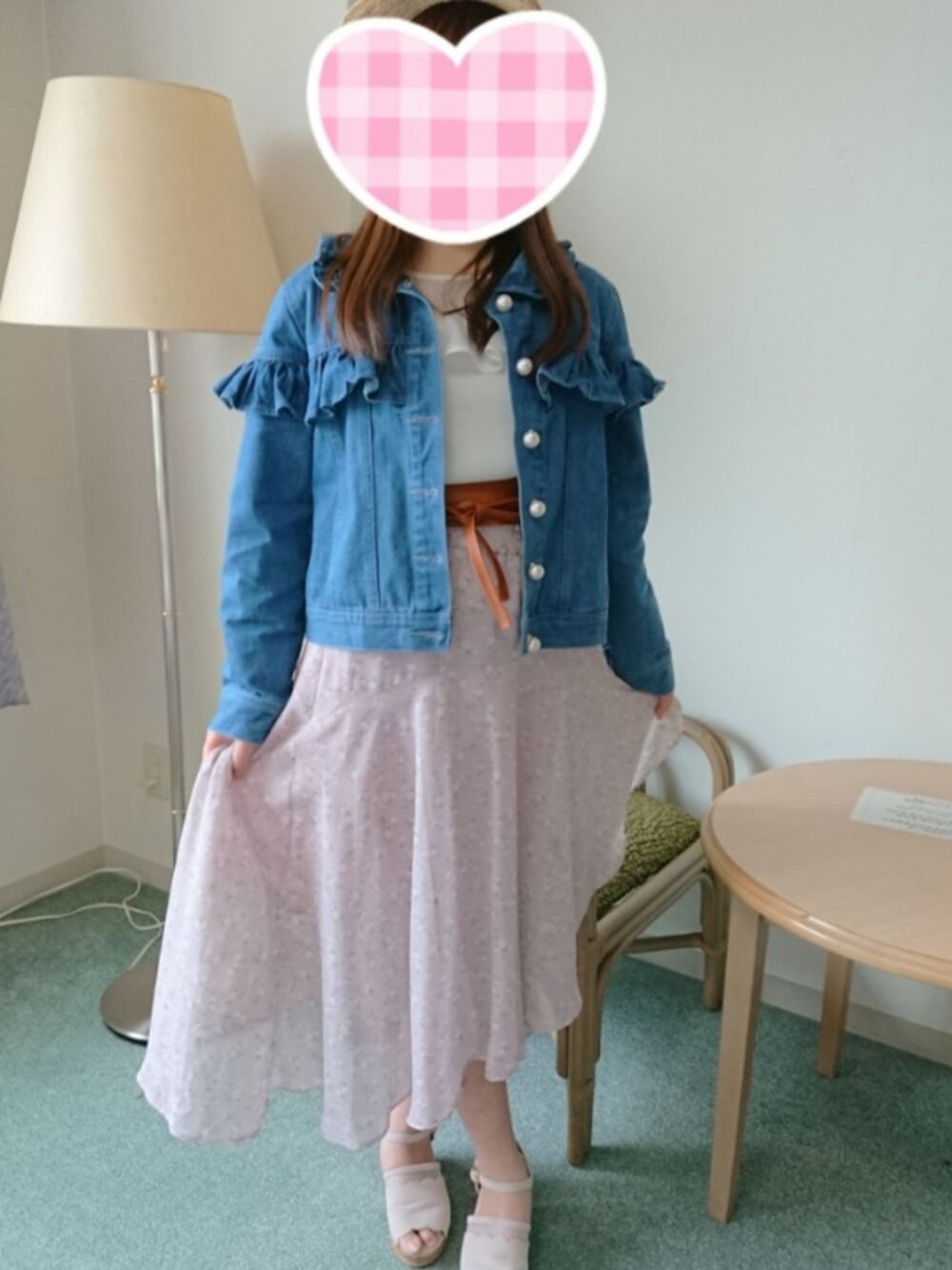 ホワイト系のTシャツ/カットソー、ブルー系のデニムジャケット、ピンク系のスカートを着用したレディースの春コーディネートの1枚目の写真