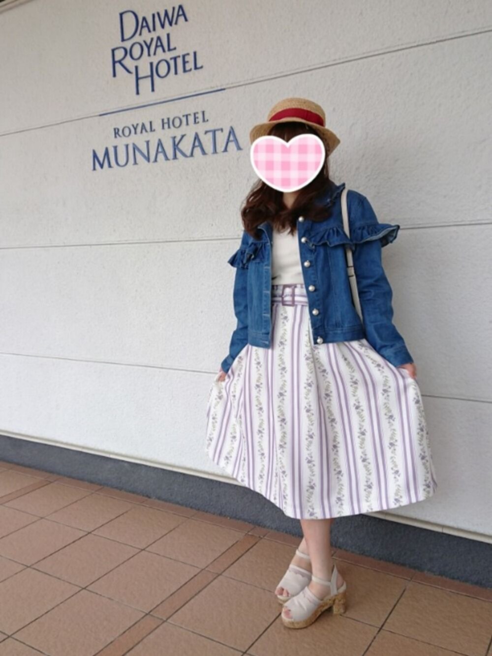 「MAJESTIC LEGON、dazzlin、Ank Rouge、家族旅行、２日目、ロイヤルホテル宗像、ホテルの玄関前」｜「LIZ LISAのアイテム（Tシャツ/カットソー、ホワイト系）」を使った、funamonさん（レディース・152cm）の春コーディネートの1枚目の写真
