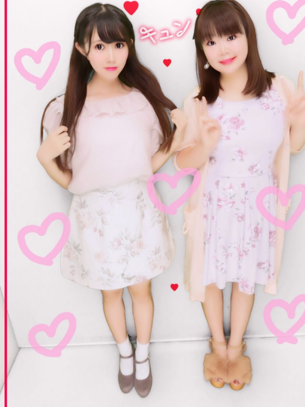 パープル系のワンピース、ピンク系のトップス、イエロー系のサンダルを着用したレディースの秋コーディネートの1枚目の写真