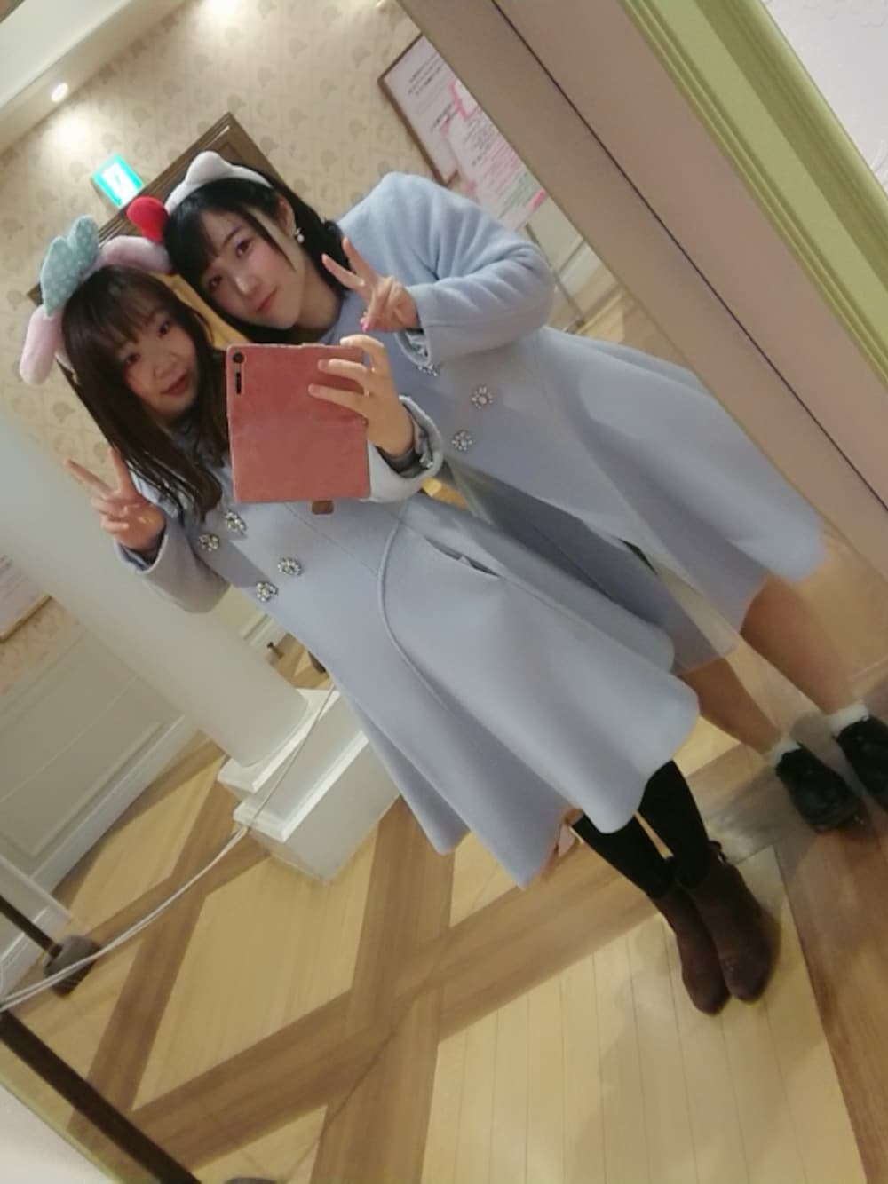 ブルー系のその他アウター、ブラウン系のブーツを着用したレディースの冬コーディネートの1枚目の写真