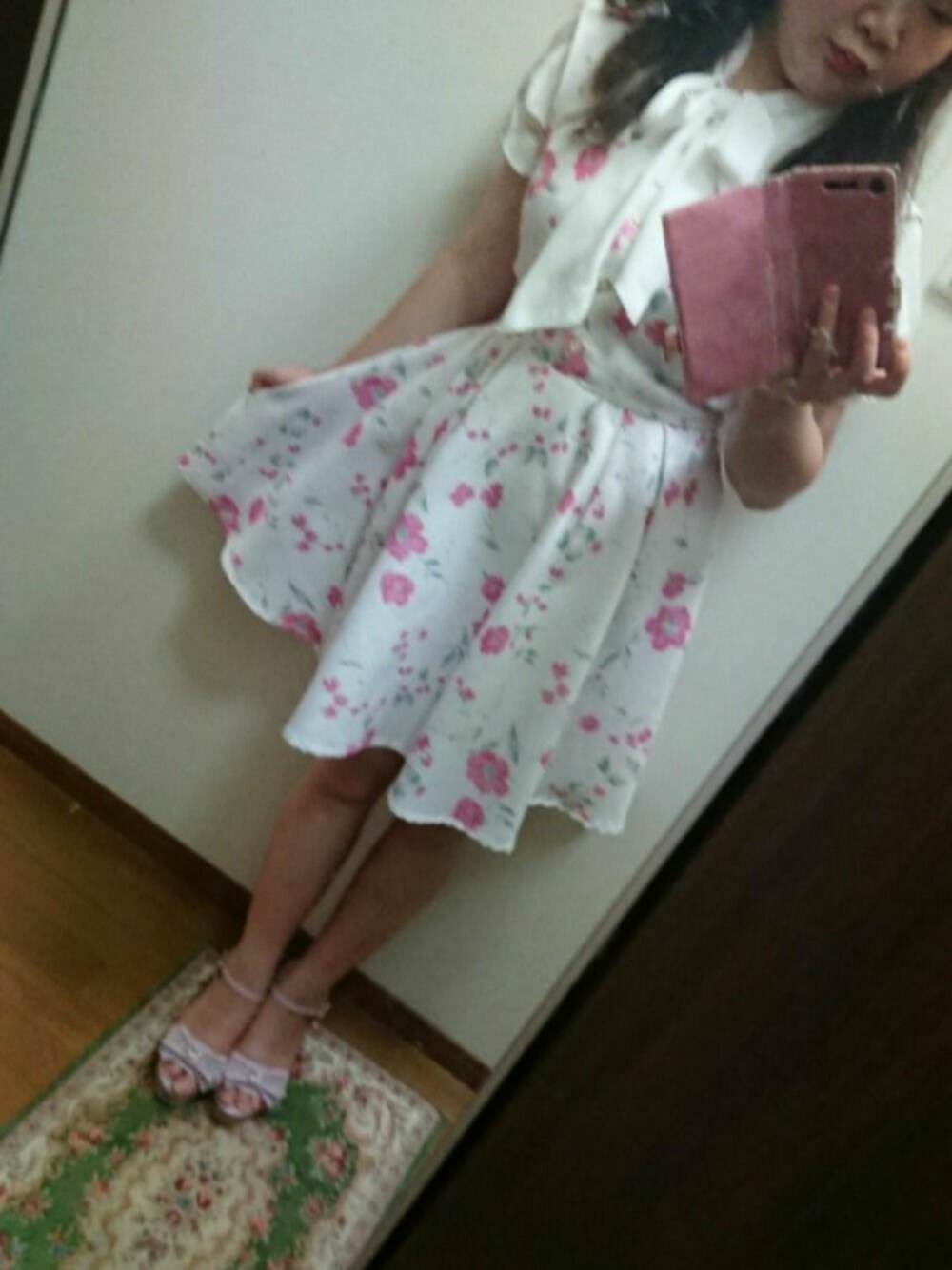 ホワイト系のシャツ/ブラウス、ホワイト系のワンピース、ピンク系のサンダルを着用したレディースの夏コーディネートの1枚目の写真