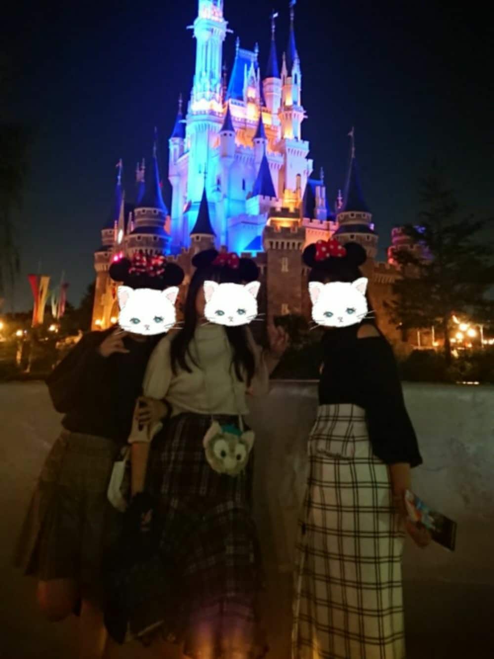 ホワイト系のニット/セーター、ブラック系のニット/セーター、ホワイト系のスカートを着用したレディースの秋コーディネートの1枚目の写真