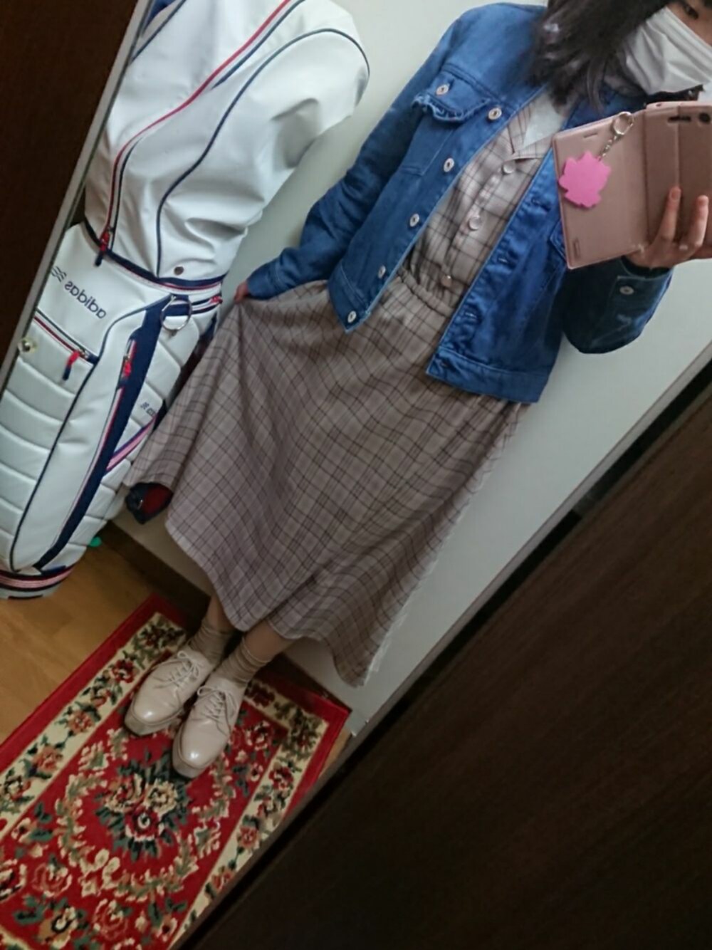ブラウン系のワンピース、ホワイト系のTシャツ/カットソー、ブルー系のデニムジャケットを着用したレディースの春コーディネートの1枚目の写真