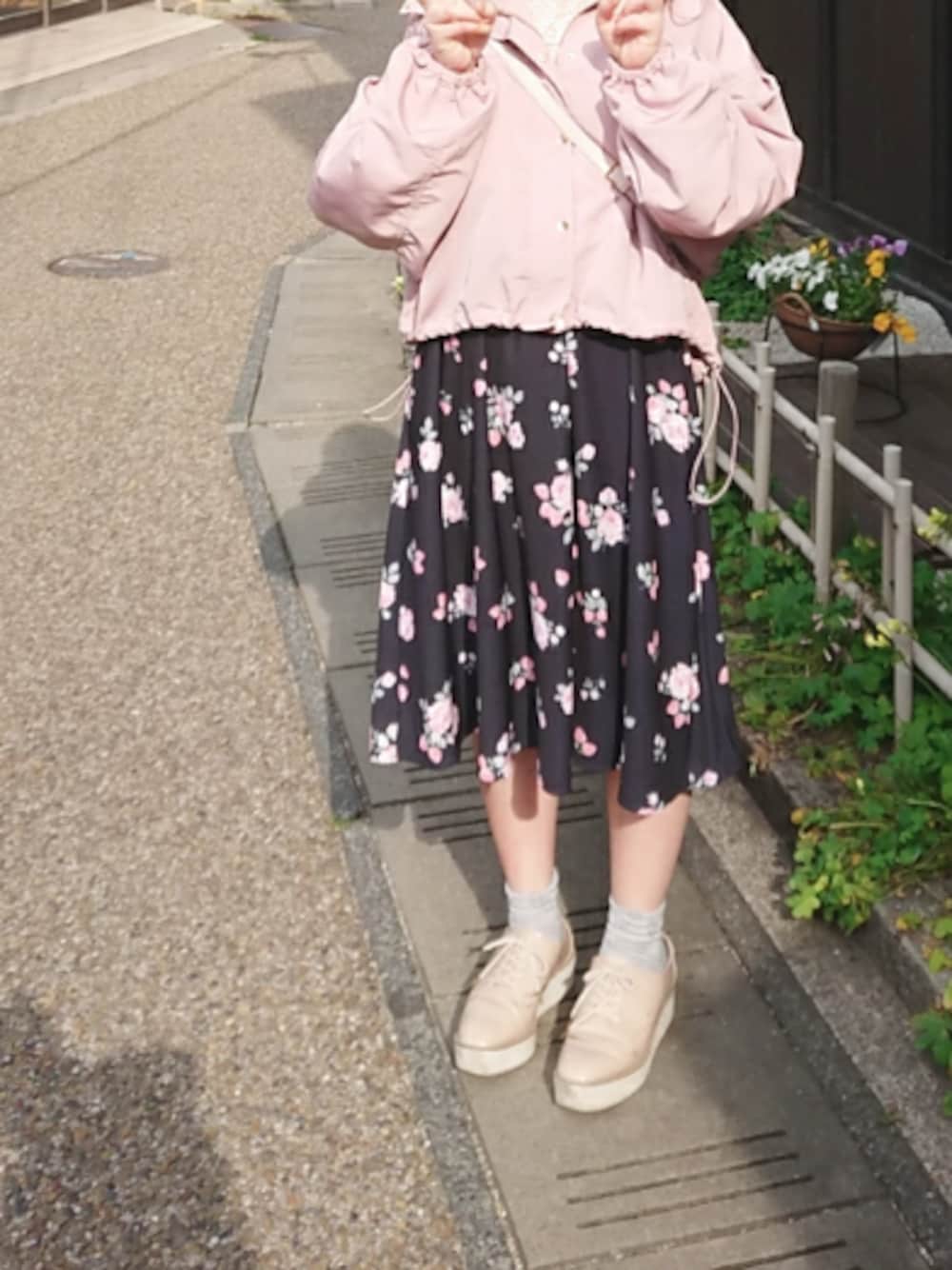 ブラック系のスカート、ピンク系のブルゾン、ピンク系のシャツ/ブラウスを着用したレディースの春コーディネートの1枚目の写真