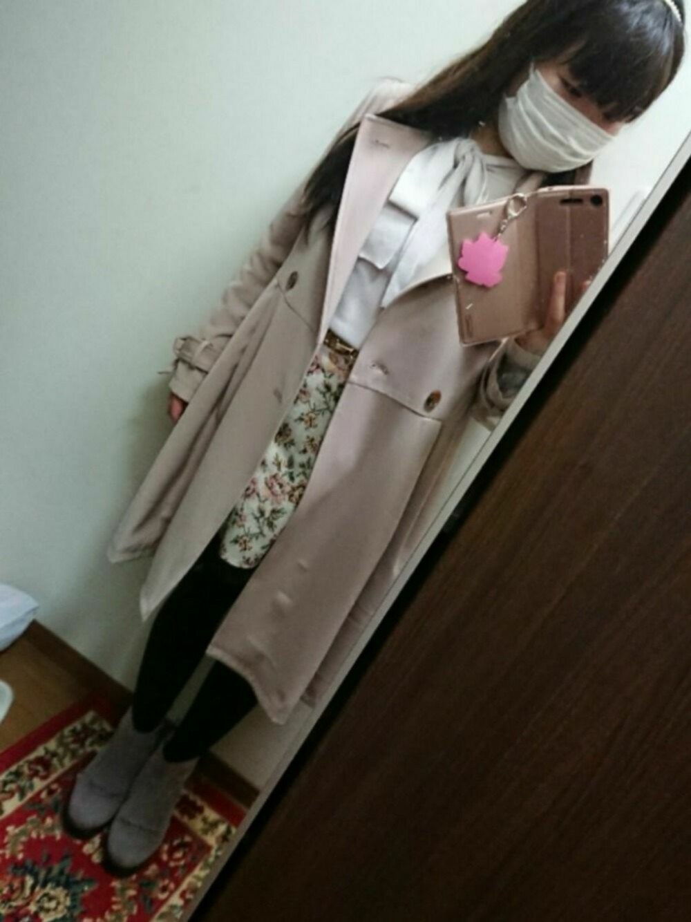 ベージュ系のニット/セーター、グレー系のブーツ、ピンク系のチェスターコートを着用したレディースの春コーディネートの1枚目の写真