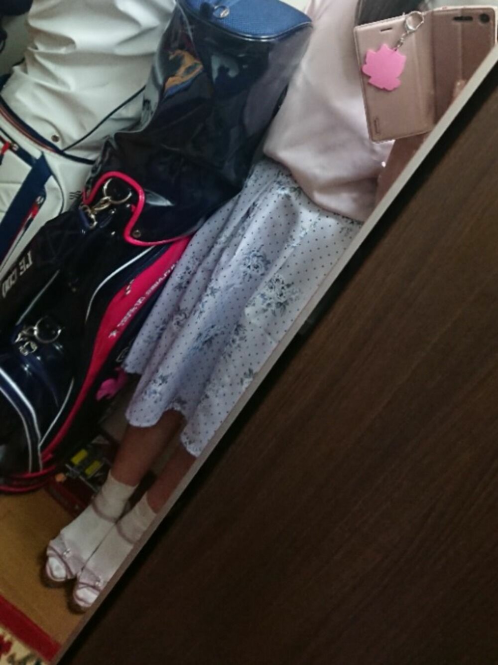 パープル系のスカート、パープル系のシャツ/ブラウス、ピンク系のサンダルを着用したレディースの春コーディネートの1枚目の写真