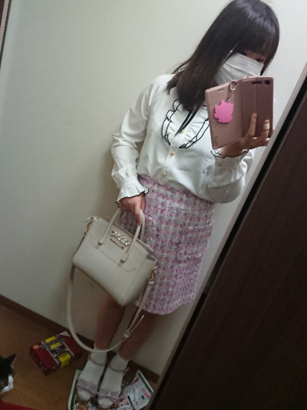 パープル系のスカート、ホワイト系のシャツ/ブラウス、ピンク系のサンダルを着用したレディースの春コーディネートの1枚目の写真