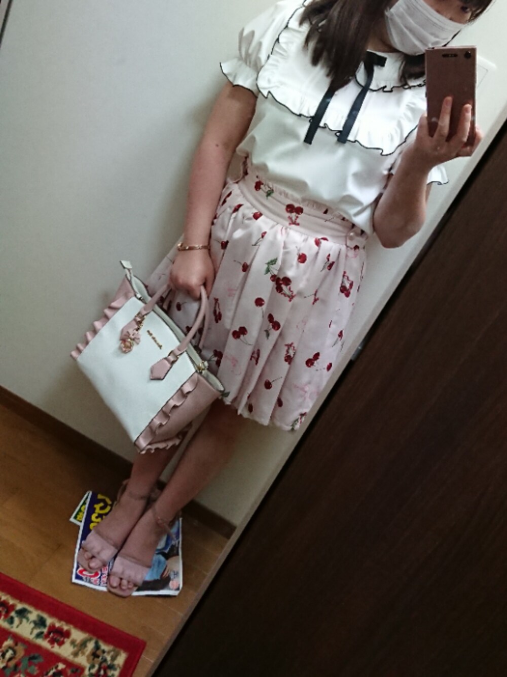 ピンク系のスカート、ホワイト系のシャツ/ブラウス、ピンク系のサンダルを着用したレディースの夏コーディネートの1枚目の写真