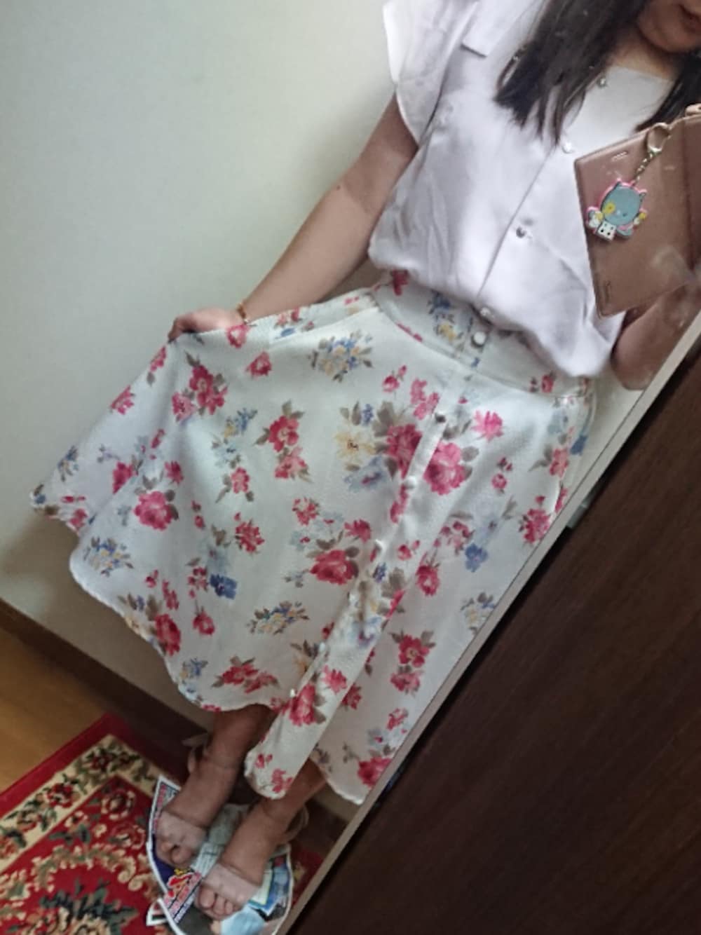 ホワイト系のスカート、ピンク系のシャツ/ブラウス、ピンク系のサンダルを着用したレディースの夏コーディネートの1枚目の写真