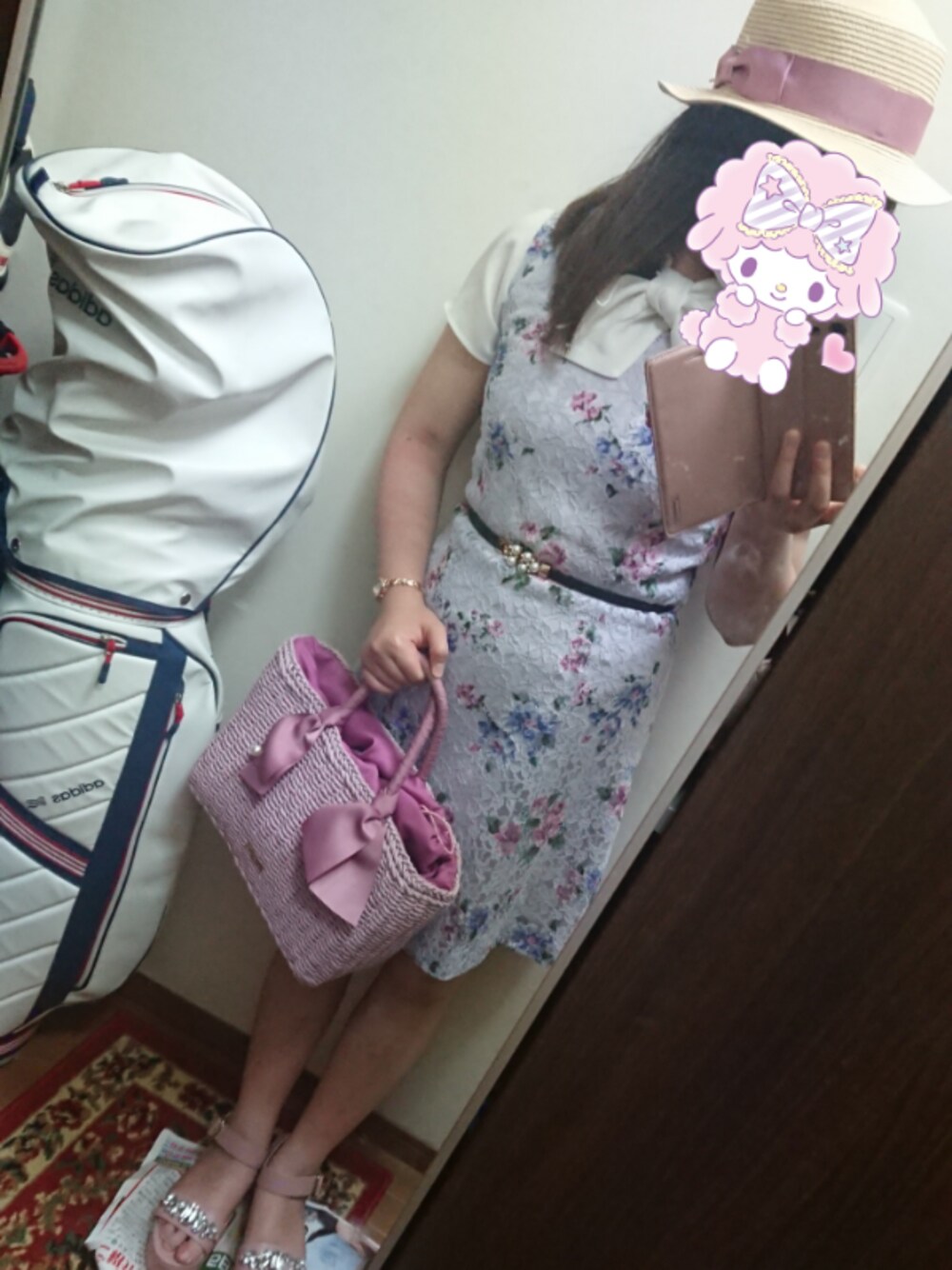 パープル系のワンピース、ホワイト系のシャツ/ブラウス、ピンク系のかごバッグを着用したレディースの夏コーディネートの1枚目の写真