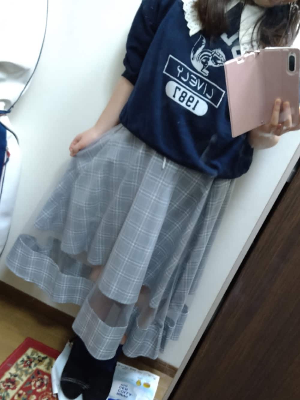 ブラック系のスカート、ブルー系のTシャツ/カットソー、ホワイト系のシャツ/ブラウスを着用したレディースの秋コーディネートの1枚目の写真