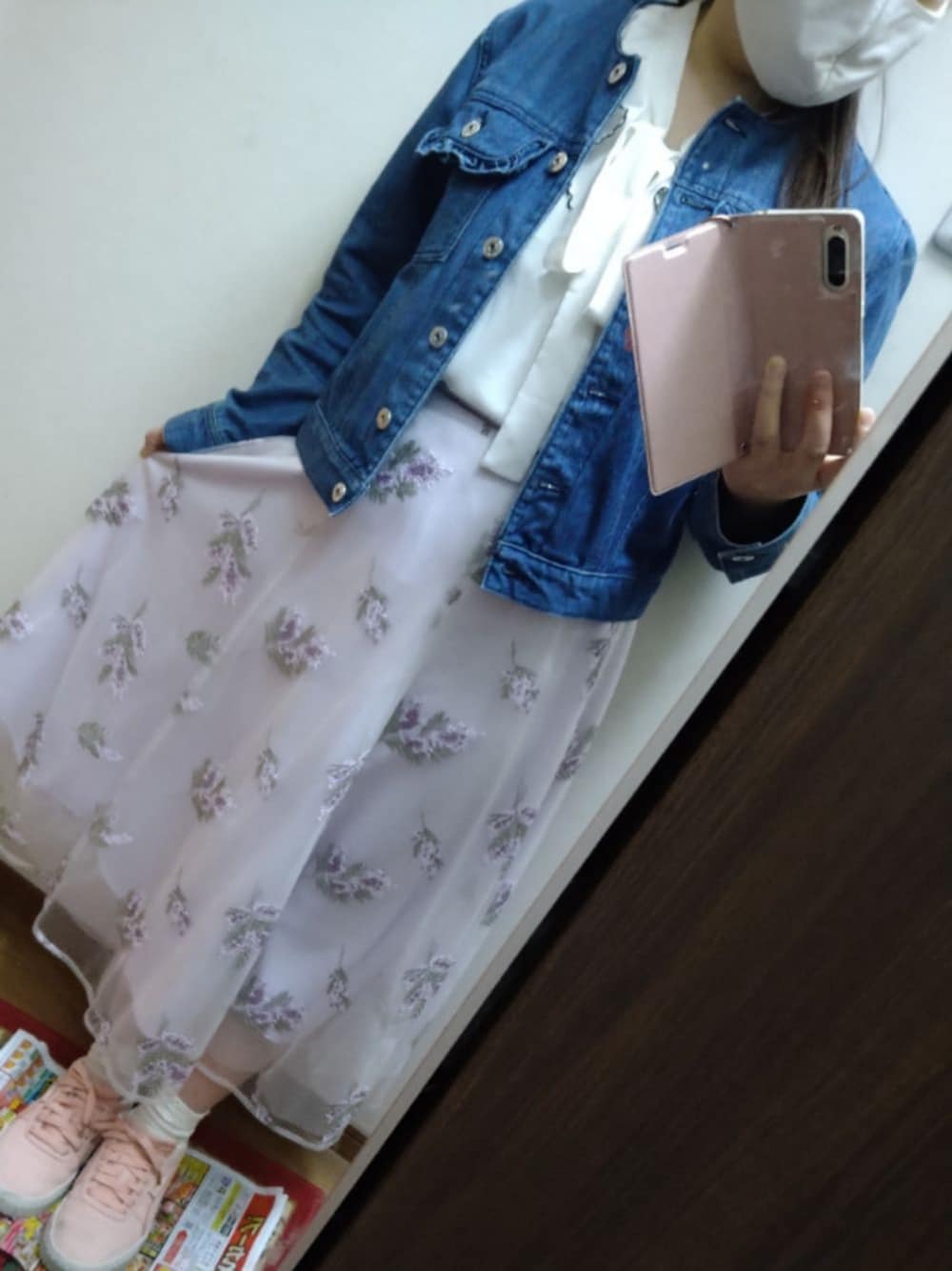 パープル系のスカート、ホワイト系のシャツ/ブラウス、ブルー系のデニムジャケットを着用したレディースの春コーディネートの1枚目の写真