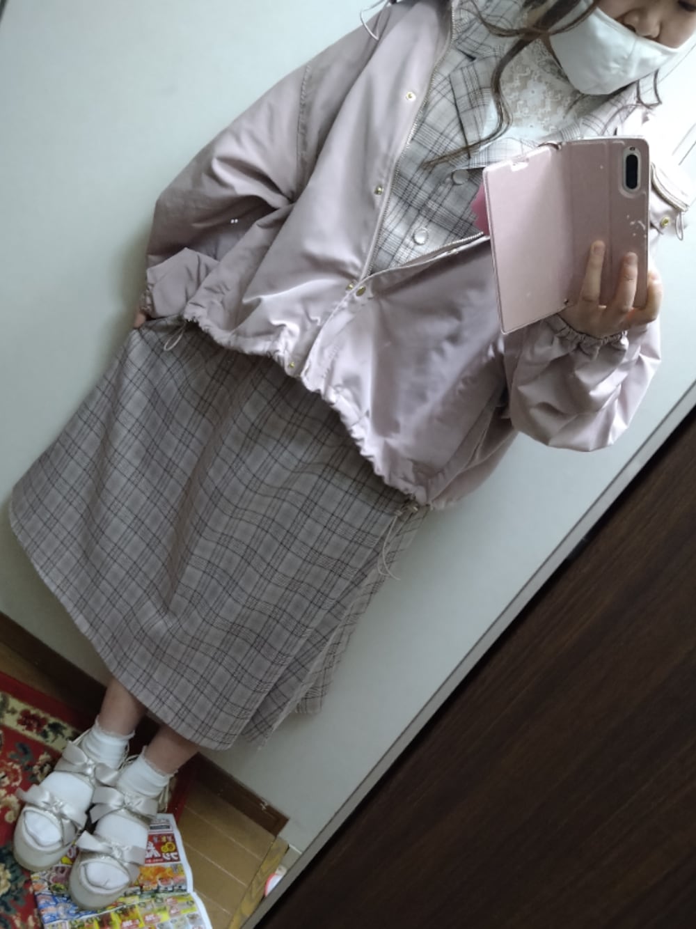 ブラウン系のワンピース、ホワイト系のTシャツ/カットソー、ゴールド系のサンダルを着用したレディースの春コーディネートの1枚目の写真