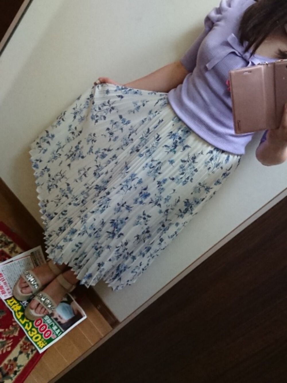 ホワイト系のスカート、ベージュ系のサンダル、パープル系のニット/セーターを着用したレディースの夏コーディネートの1枚目の写真