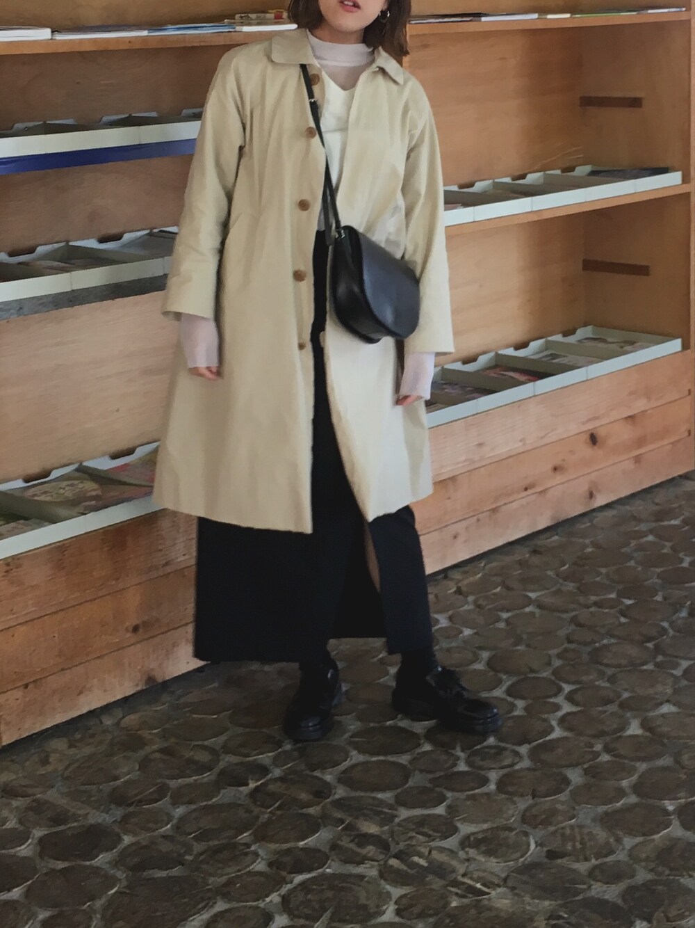 「春コーデ、オトナカジュアル、スカート、ベージュ、ステンカラーコート、YAECA、journal standard、BEAUTY&YOUTH UNITED ARROWS、Dr.Martens、White Mountaineering」｜「Dr. MartensのDr.Martens / CORE 1461 MONO 3 EYELET SHOE_mtn（ブーツ、ブラック系）」を使った、_______misakoさん（レディース・164cm）の春コーディネートの1枚目の写真