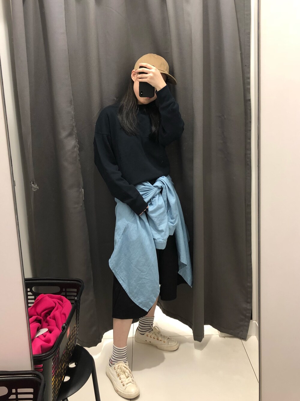 「CONVERSEのアイテム（スニーカー、ベージュ系）」を使った、APOLIOMCさん（レディース・161cm）の秋コーディネートの1枚目の写真