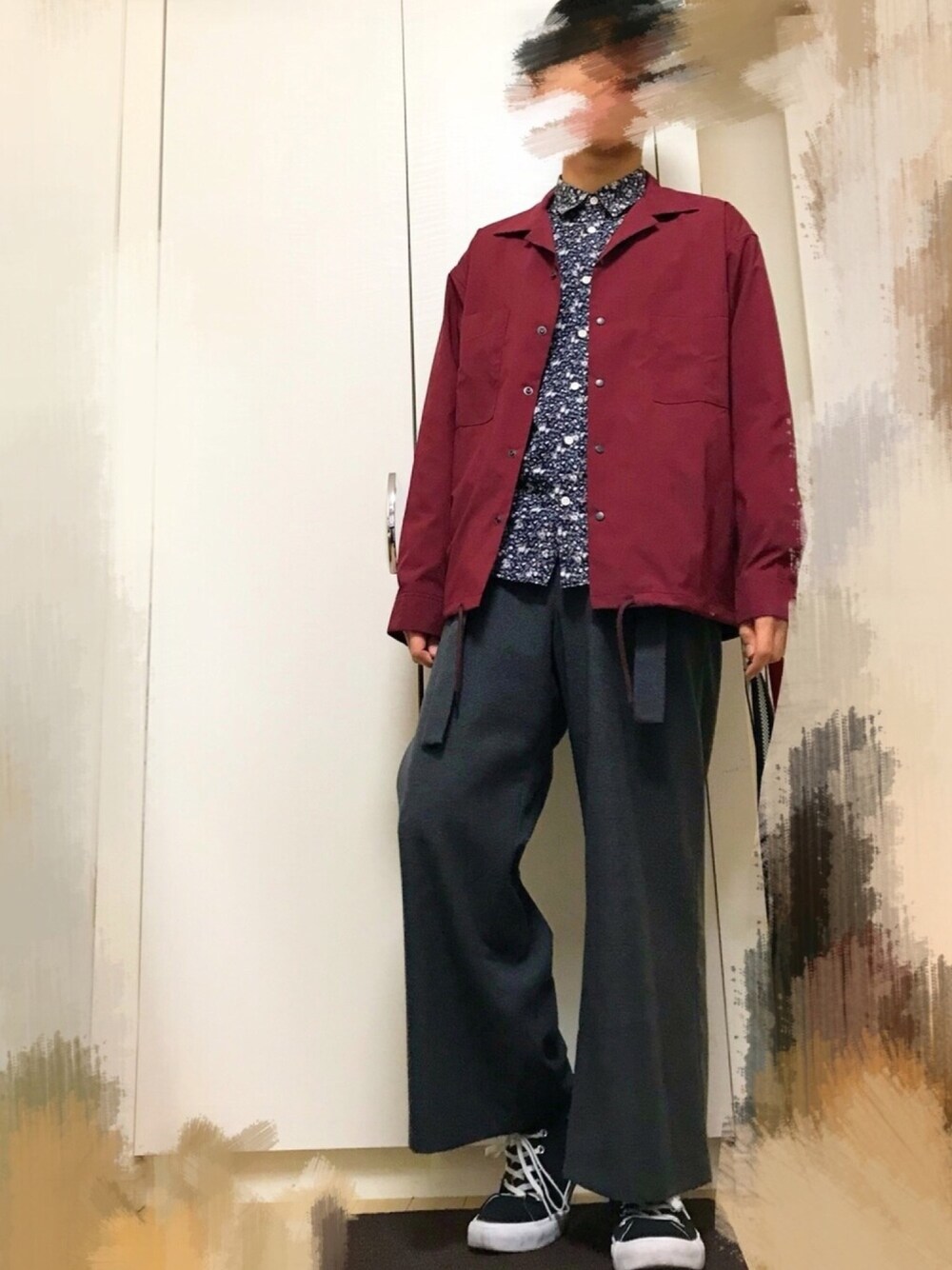 「シンプル、スニーカー、プチプラ、高校生、サスペンダーパンツ、ワイドパンツ、コーチジャケット、柄シャツ、花柄」｜「HAREの花柄シャツ（シャツ/ブラウス、ブルー系）」を使った、うみさん（メンズ・168cm）の冬コーディネートの1枚目の写真