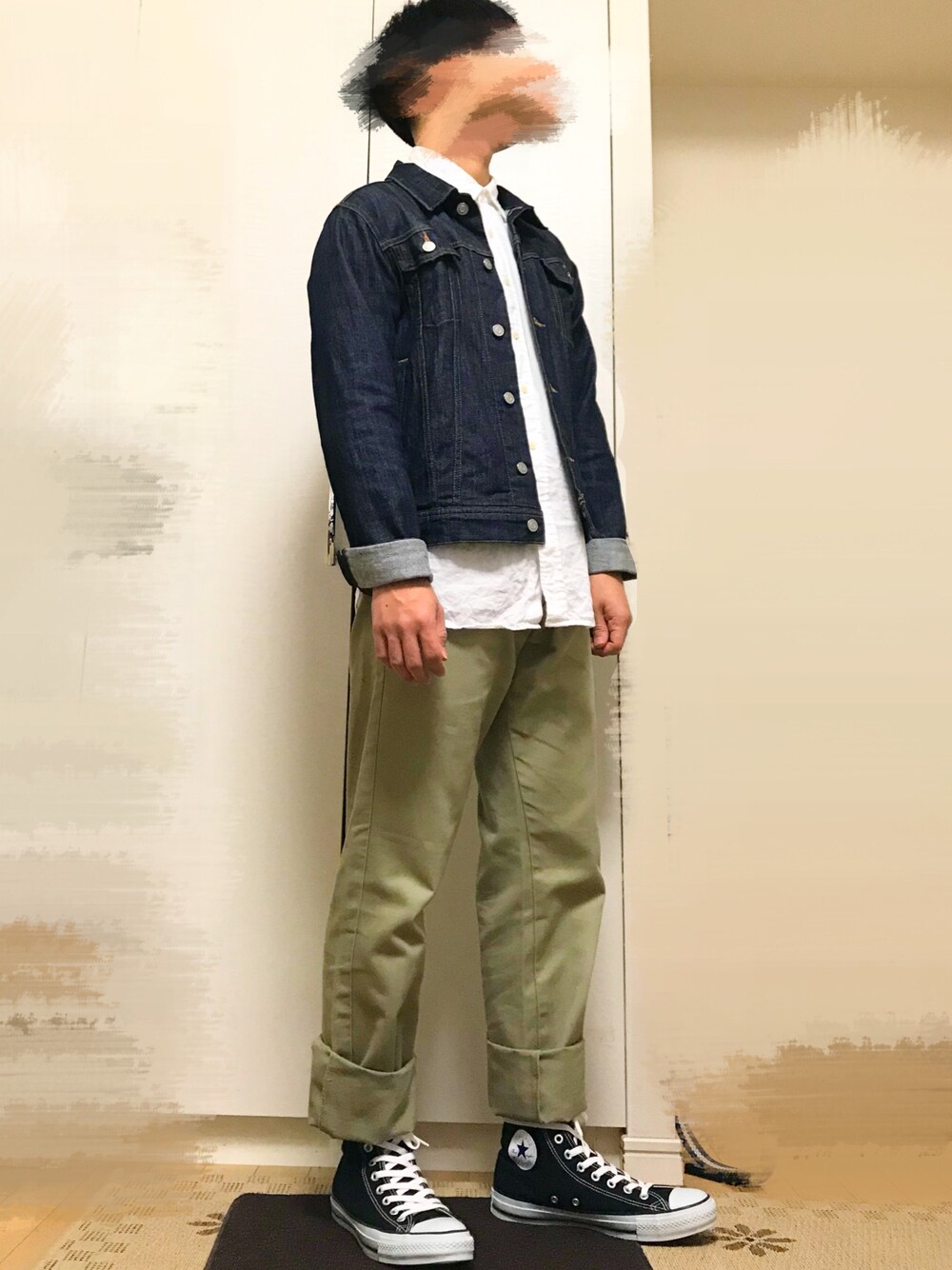 「シンプル、普通、定番、チノパン、ディッキーズ(Dickies)、白シャツ、コンバース オールスター、古着、カジュアル、デニムジャケット」｜「WEGOのWEGO/ストレッチデニムジャケット（デニムジャケット、ブルー系）」を使った、うみさん（メンズ・168cm）の冬コーディネートの1枚目の写真
