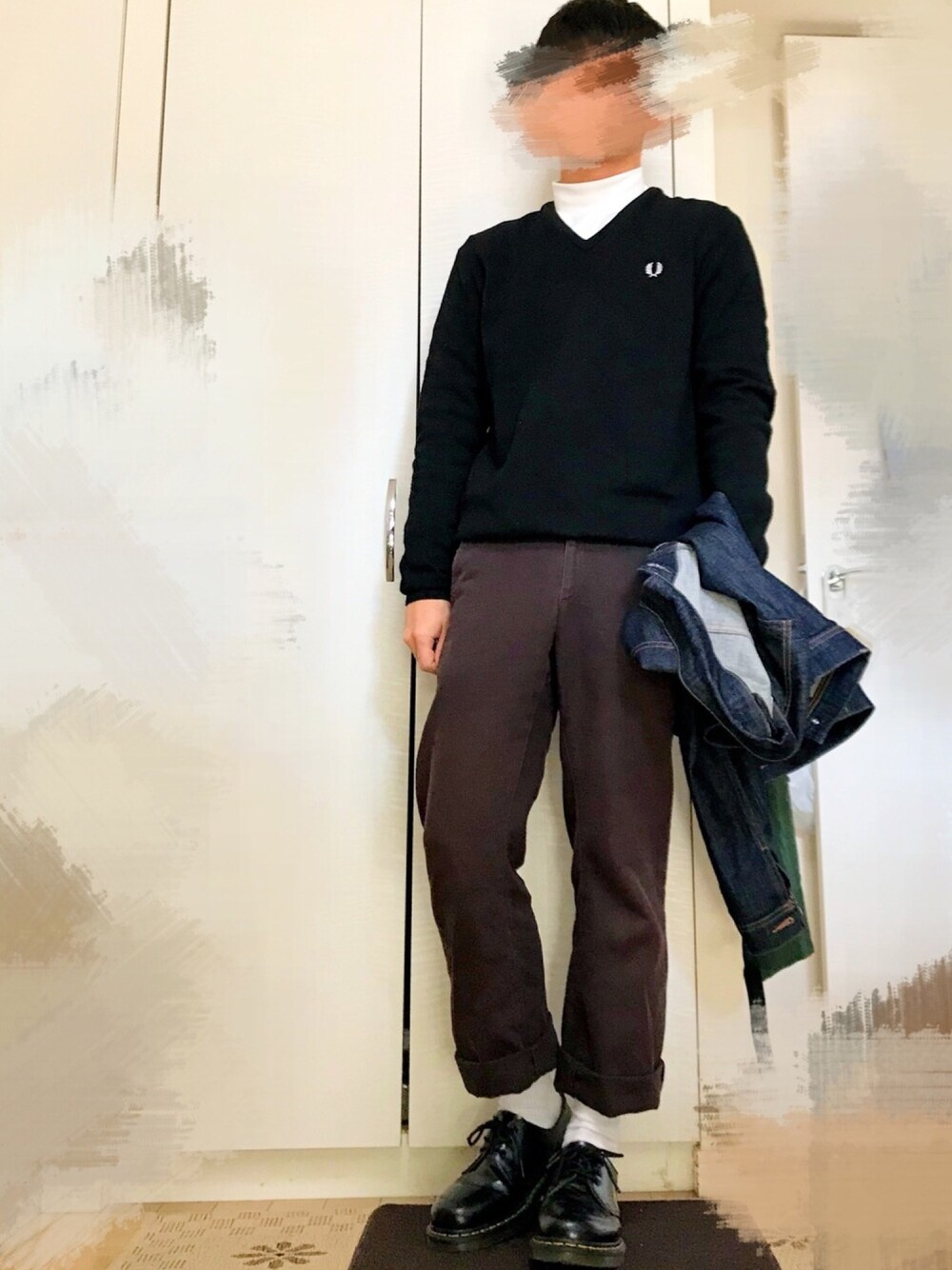 「きれいめカジュアル、フレッドペリー、春コーデ、休日スタイル、Dr.Martens、ハイネック、Vネック、黒ニット、高校生、春」｜「FRED PERRYのClassic V Neck Sweater（ニット/セーター、ブラック系）」を使った、うみさん（メンズ・168cm）の冬コーディネートの1枚目の写真
