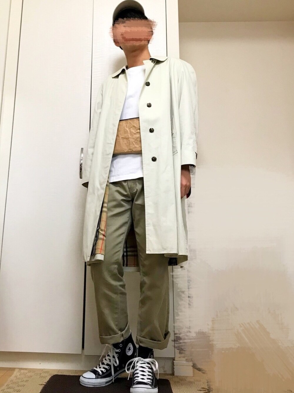 「シンプルコーデ、ベージュ、キャップ、古着、チノパン、コンバース、バーバリー、春コーデ、ハンドメイド、ステンカラーコート」｜「BURBERRYの古着（ステンカラーコート、ベージュ系）」を使った、うみさん（メンズ・168cm）の春コーディネートの1枚目の写真