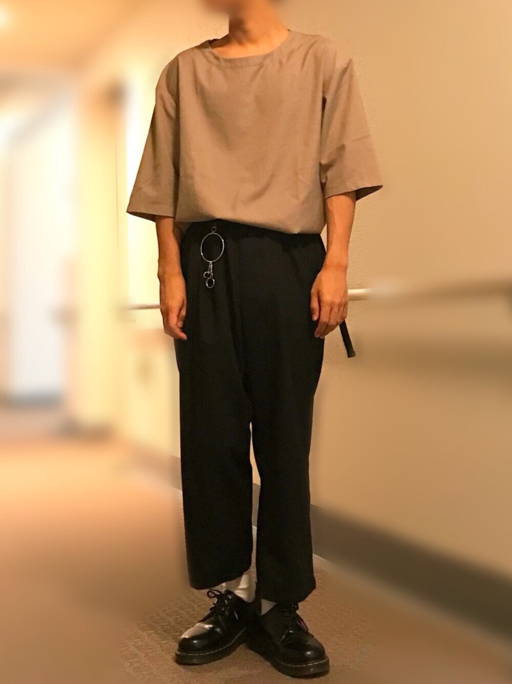 グリーン系のTシャツ/カットソー、ブラック系のその他パンツ、ブラック系のブーツを着用したメンズの夏コーディネートの1枚目の写真