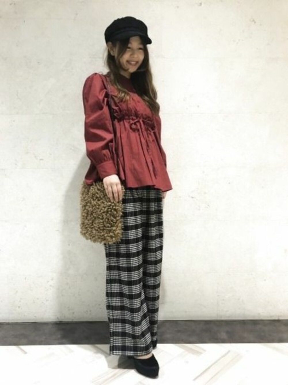 「チェック、ブラウス、パンプス、LOWRYS FARM、秋のコーデ、キャスケット、ワイドパンツ、フレア、ootd、ローリーズファーム(LOWRYS FARM)」｜「LOWRYS FARMのウエストギャザーブラウス　772844 （シャツ/ブラウス、レッド系）」を使った、shioakbnさん（レディース・153cm）の秋コーディネートの1枚目の写真