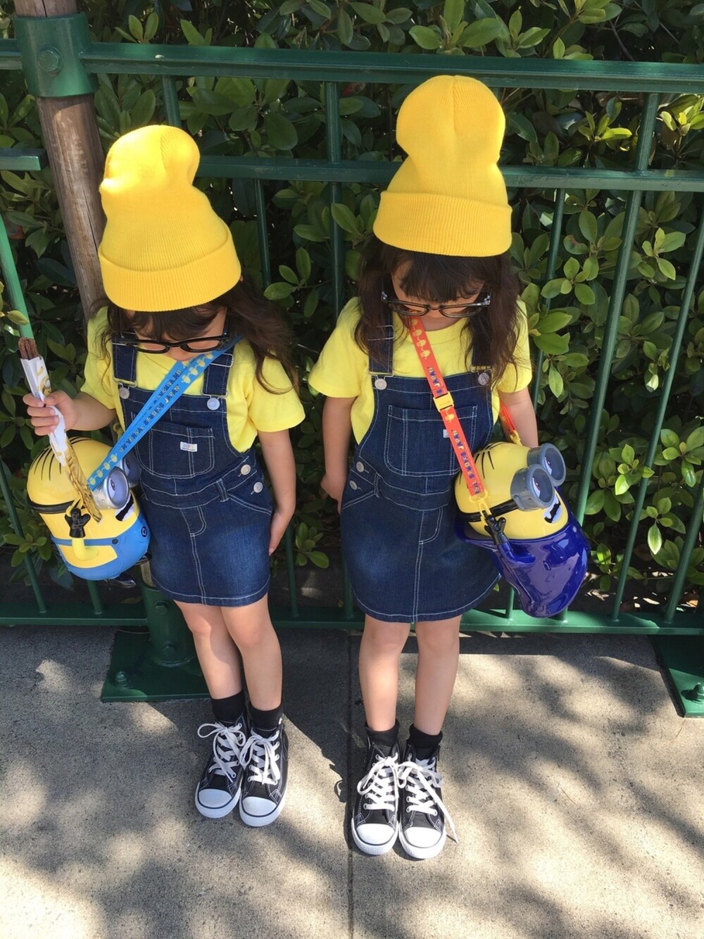 「キッズコーデ、女の子、スニーカー、ミニオン、ライトオン、コスプレ、コンバース、姉妹コーデ、おそろいコーデ、ユニバ」｜「NETのアイテム（帽子、イエロー系）」を使った、ɴɪᴄᴏ.ᴀʏᴀさん（キッズ・120cm）の春コーディネートの1枚目の写真
